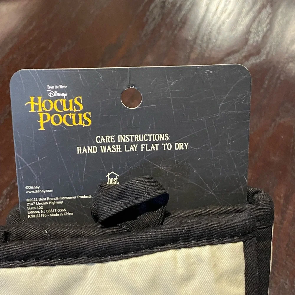 NWT Disney‎ Hocus Pocus Gather Round Sisters!    2 Pack Mitt Oven Set